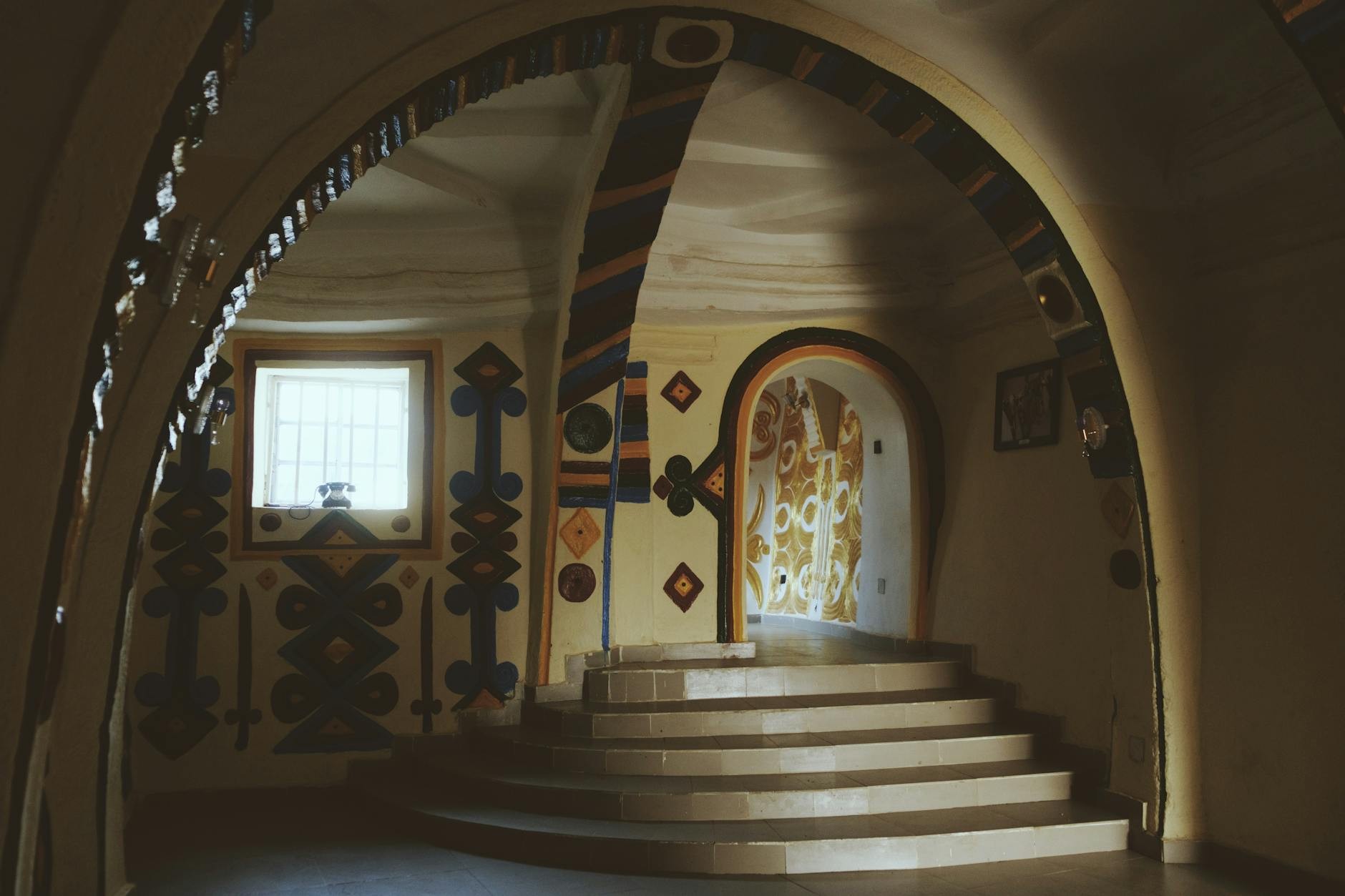 Restauración de molduras en casa de patio Granada cazeus